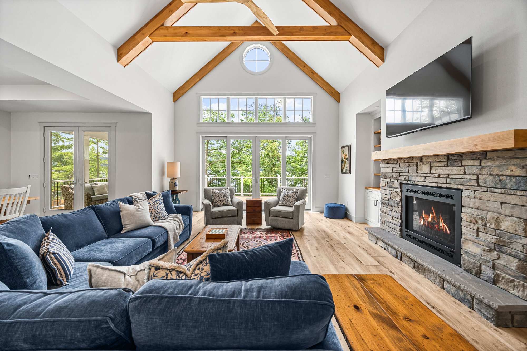 5815 W Bluff Dr — Exterior