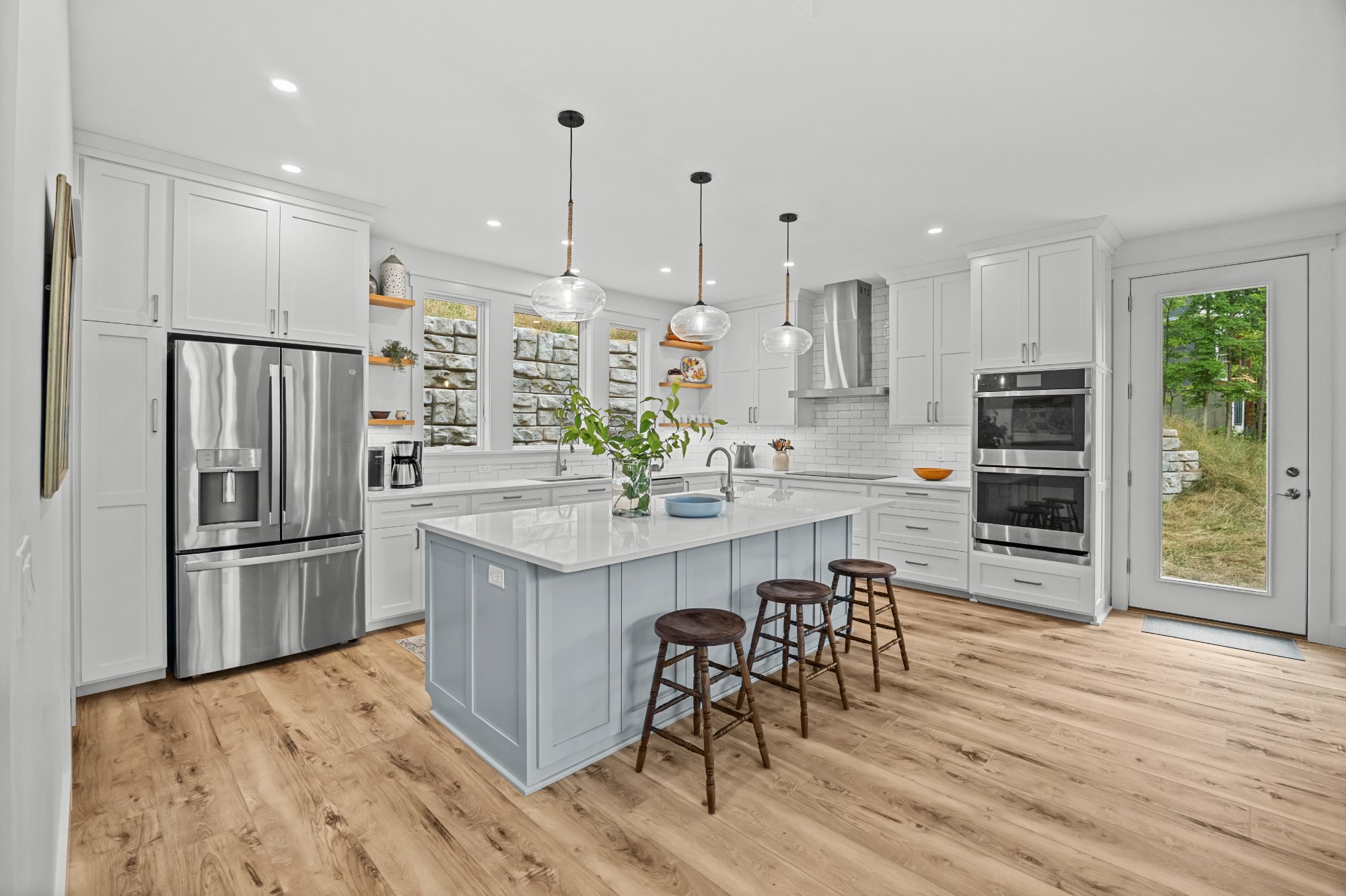 5815 W Bluff Dr — Kitchen